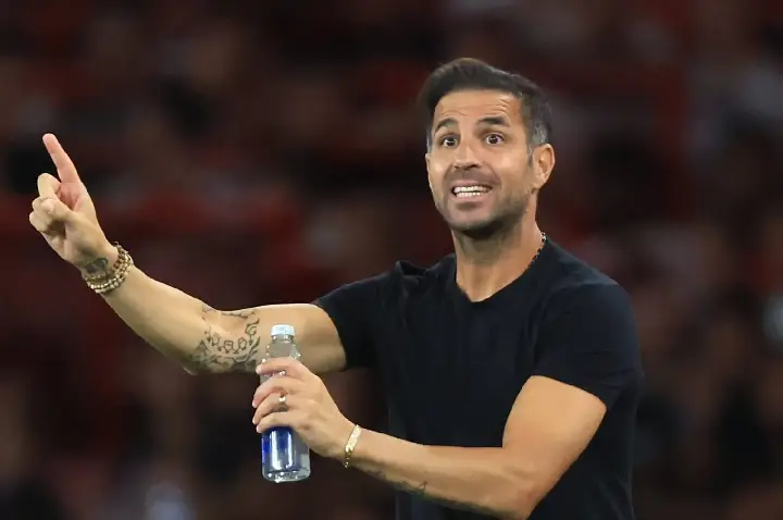 A cláusula que pode ditar o futuro de Cesc Fàbregas nas próximas janelas