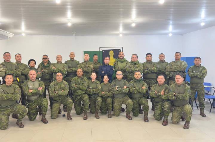BPFRON PARTICIPA DE INSTRUÇÃO SOBRE USO DIFERENCIADO DA FORÇA E EMPREGO DA TASER X2 NO CENTRO DE ENSINO DA PMRO