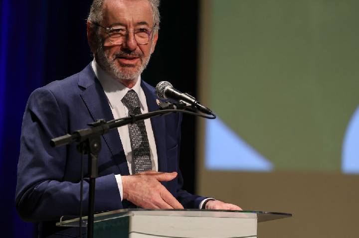 “Brasil não vai abandonar a mesa”, diz ministro sobre taxação dos EUA