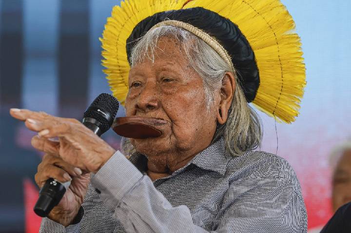 Cacique Raoni volta a ser internado em estado grave no Mato Grosso
