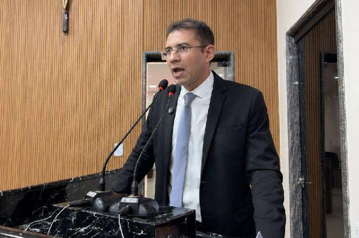 Câmara aprova por unanimidade projeto de Pedro Geovar que inclui leitura da Bíblia nas escolas de Porto Velho