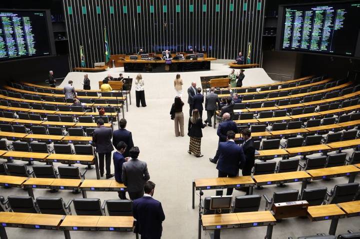 Câmara dos Deputados aprova urgência para duas propostas; acompanhe