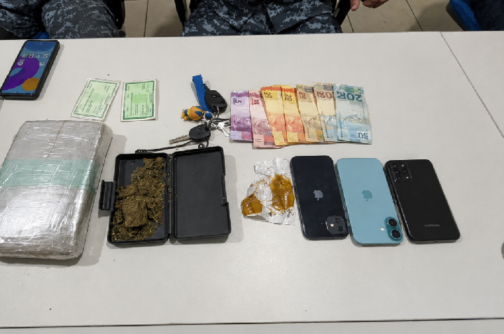 Casal é preso com drogas em fundo falso no banco do carro em Porto Velho