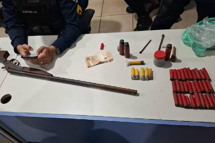 Caseiro de 52 anos é preso com arma artesanal após abate de gado na BR-319