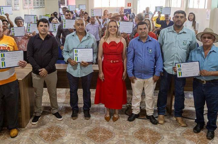 Cláudia de Jesus homenageia pioneiros de Corumbiara em sessão solene