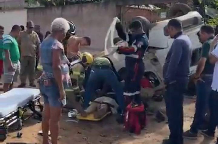 Colisão  deixa carro destruído e motorista presa às ferragens na zona Norte