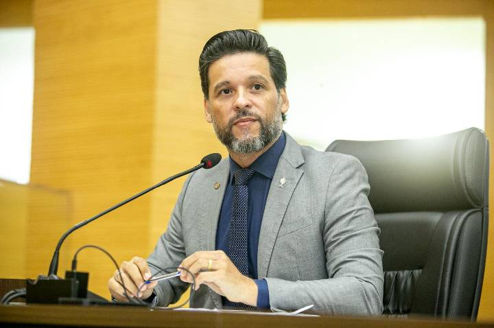 Delegado Rodrigo Camargo cobra informações sobre falta de professores no Colégio Tiradentes de Rolim de Moura