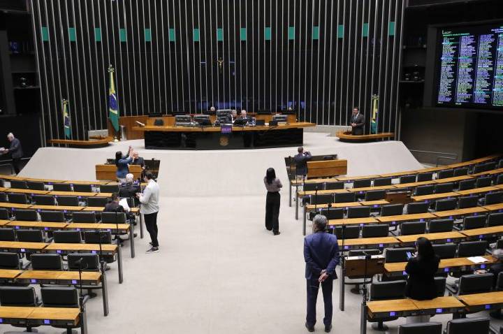 Deputados analisam pedidos de urgência para projetos de lei; acompanhe
