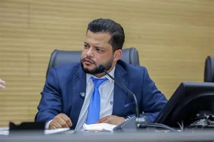 Edevaldo Neves cobra informações sobre convocação de aprovados da Seduc