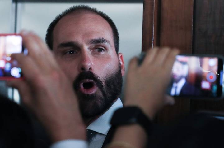 Eduardo Bolsonaro consta em lista de pena pendente de cumprimento