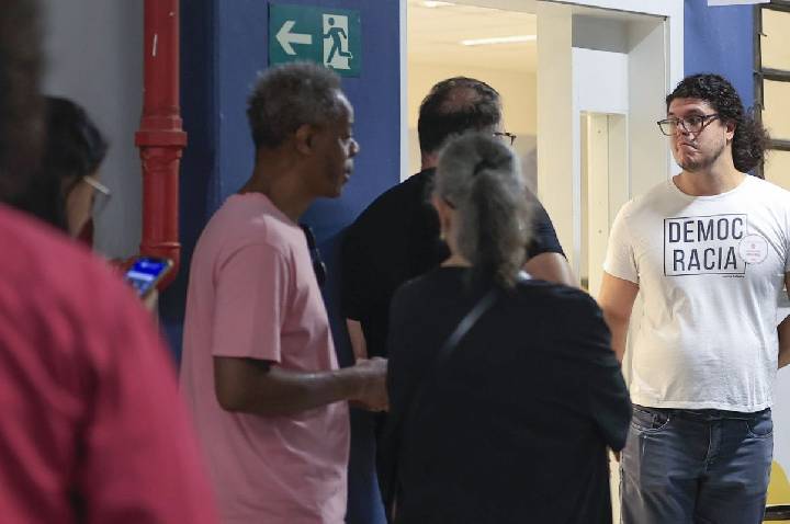 Eleitores têm até as 17h para escolher candidatos