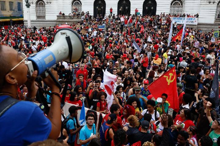 Estudantes fazem atos pelo país em apoio a Lula