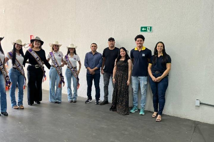 Expovel transforma festa em solidariedade e entrega alimentos arrecadados no Baile da Rainha
