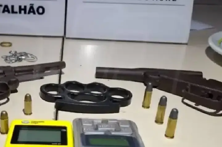 Força Tática prende dupla e apreende armas, drogas e materiais do tráfico em residência