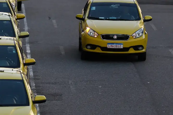 Governo publica MP que destina R$ 30 bi a taxistas e motoristas de app