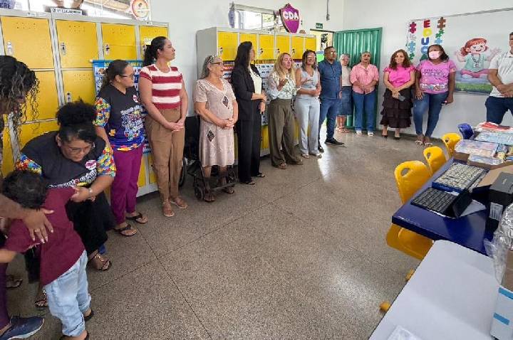 Ieda Chaves fortalece educação em Candeias do Jamari com tablets e materiais didáticos