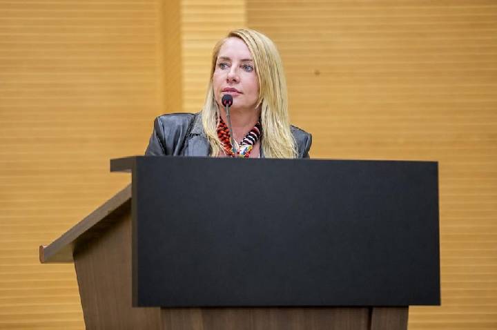 Ieda Chaves obtém aprovação de lei que garante sepultamento de pets em jazigos familiares