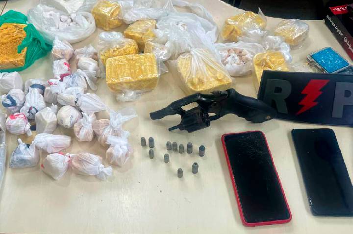 JI-PARANÁ – POLÍCIA MILITAR APREENDE MAIS DE 5 KG DE DROGAS, ARMA DE FOGO E PRENDE SUSPEITO