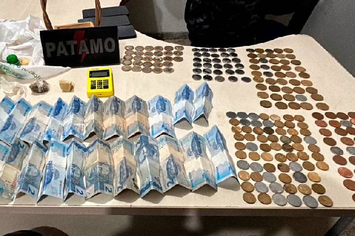 JI-PARANÁ – POLÍCIA MILITAR FECHA PONTO DE TRÁFICO DE DROGAS E PRENDE CASAL NO PRIMAVERA