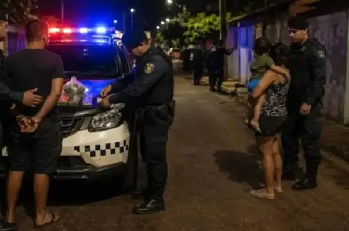 Jovem é preso por tráfico de drogas após tentativa de fuga com criança no colo em Porto Velho
