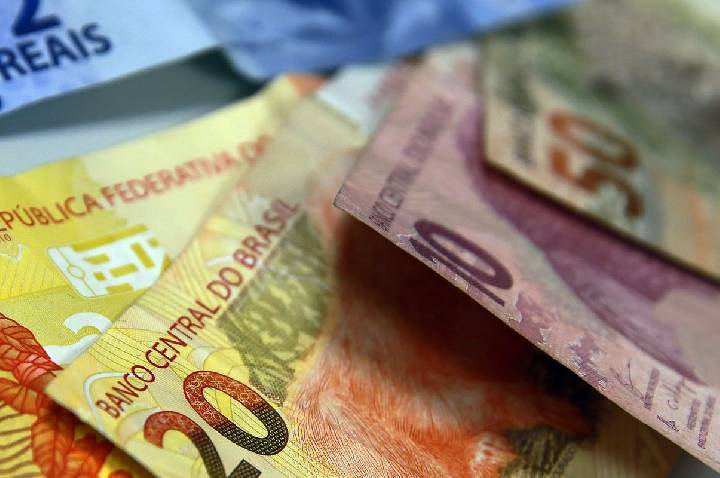 Juros para famílias sobem em agosto e inadimplência chega a 6%