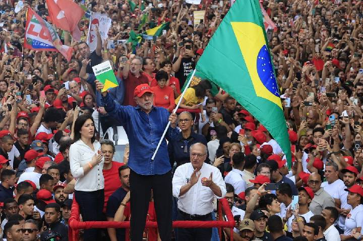 Lula é reeleito presidente do Brasil em virada histórica