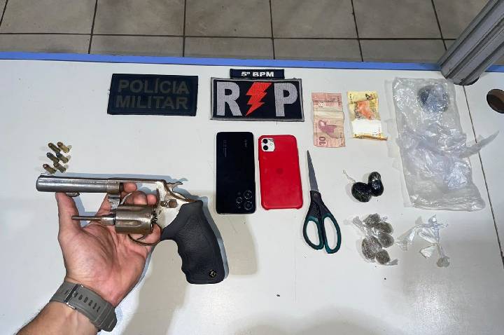 Mandado em aberto, arma e drogas: Polícia Militar prende suspeito e apreende adolescente no Orgulho do Madeira
