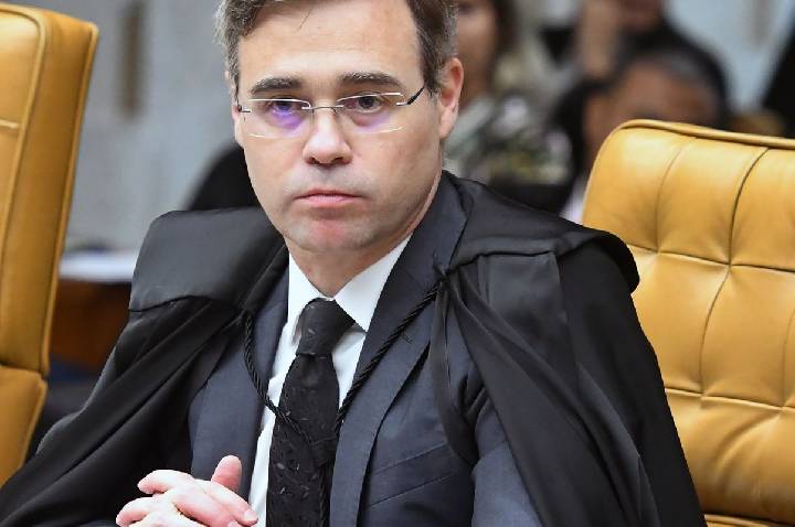 Mendonça autoriza PF a investigar repasses para filme sobre Bolsonaro