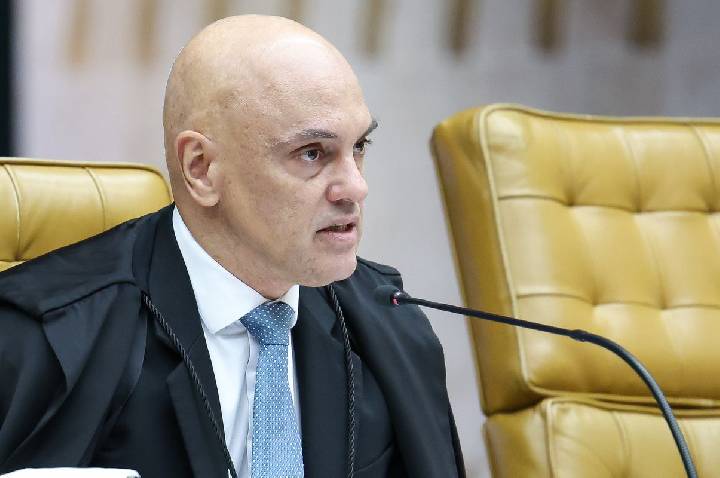 Moraes determina emissão de mandado de prisão contra Eduardo Bolsonaro