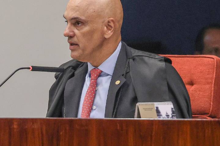 Moraes pede manifestação da PGR após Flávio não depor à PF 