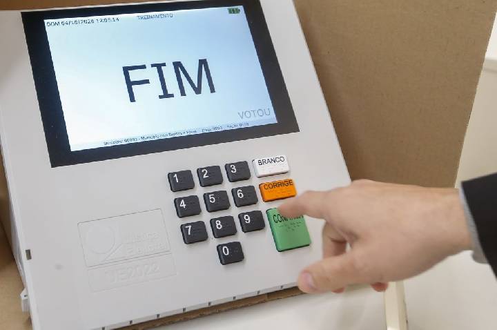 Nas 2 primeiras horas de votação, 467 urnas foram substituídas