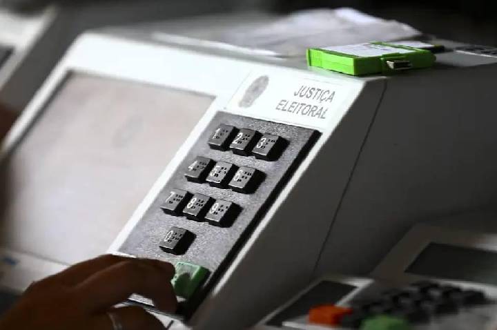 Onze governadores deixam cargos para disputar eleições de outubro