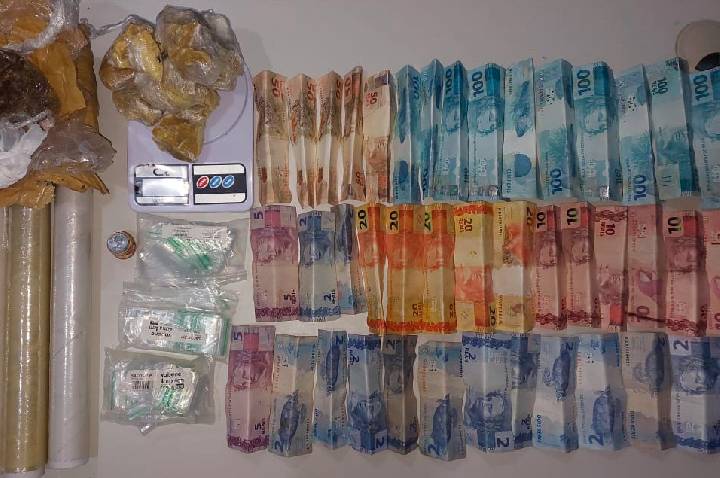 OURO PRETO DO OESTE – SUSPEITOS FOGEM POR ÁREA DE MATA,  ABANDONAM DROGAS  E DINHEIRO DURANTE ABORDAGEM DA PM