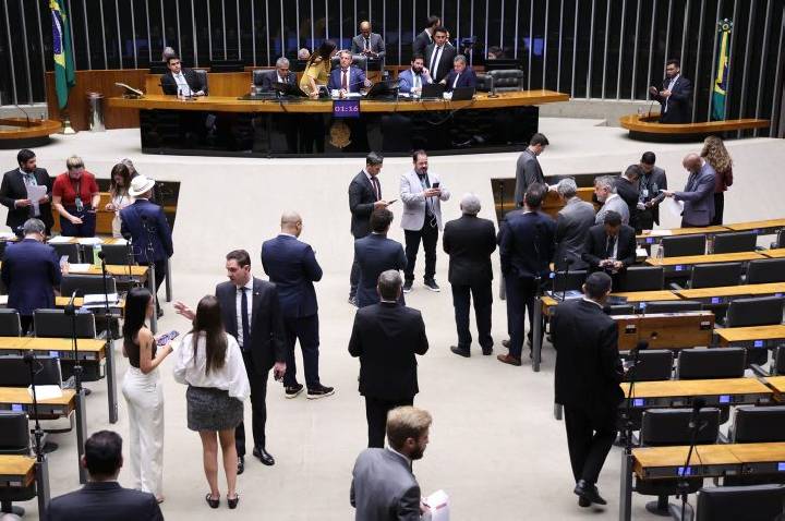 Plenário analisa proposta que incentiva novas fábricas de fertilizantes no Brasil; acompanhe