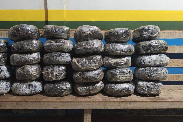 PM apreende mais de 30 kg de maconha durante abordagem em carro com problema mecânico