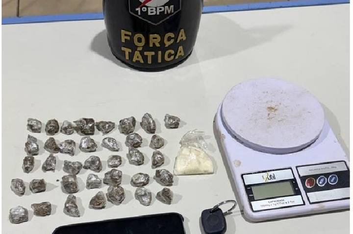 POLÍCIA MILITAR PRENDE SUSPEITO DE FURTOS E APREENDE DROGAS DURANTE OPERAÇÃO FORÇA TOTAL