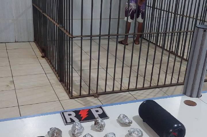 Policia Militar prende vulgo “RS do CV” é com 12 porções grandes de maconha no Bairro Mariana