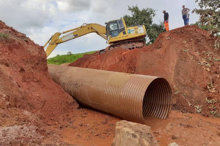 Pontes de madeira são substituídas por tubos PEAD em Nova Mamoré, com apoio de Cirone Deiró