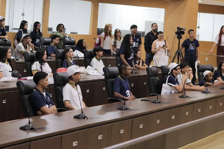 Projeto Assembleia Cidadã recebe estudantes do Instituto Estadual de Educação Carmela Dutra