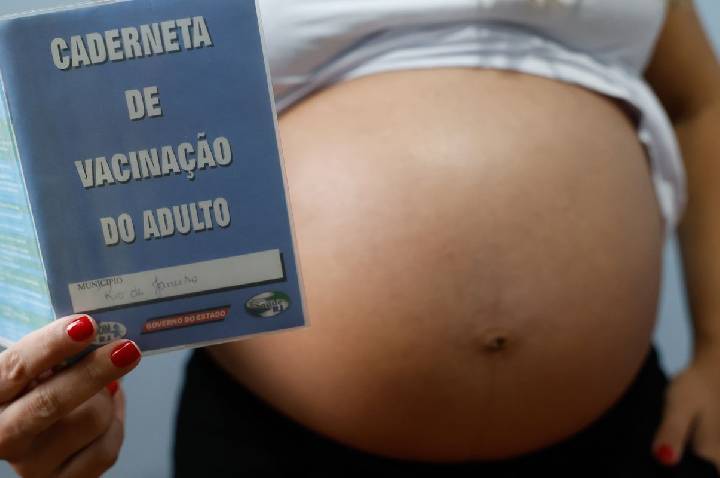 Resistência às vacinas contra gripe e covid coloca gestantes em risco