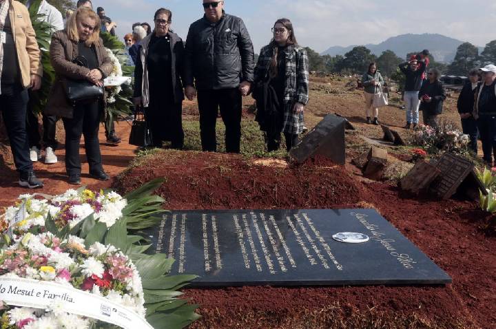 Restos mortais de Grenaldo Silva, morto pela ditadura, são sepultados