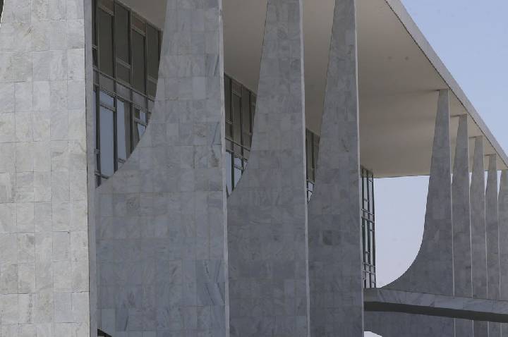 Terceirizados do governo têm redução de jornada e auxílio para creche