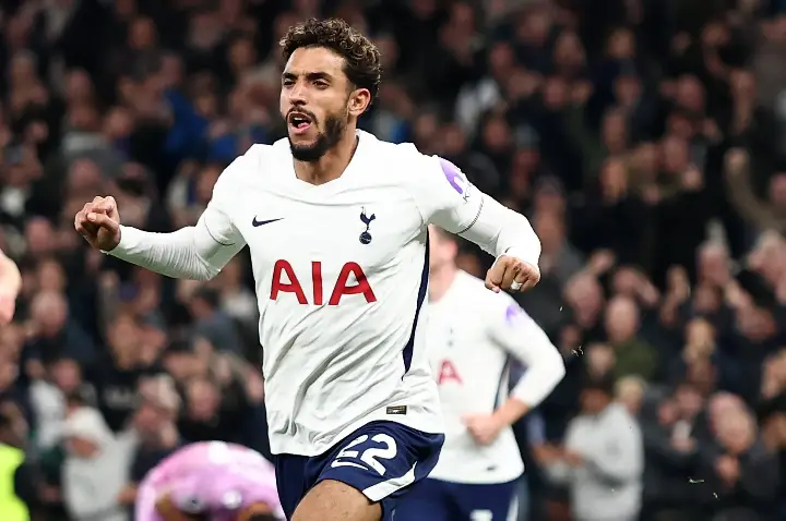 Tottenham ainda deixa dúvidas, mas encerra jejum com primeira vitória marcada por lei do ex