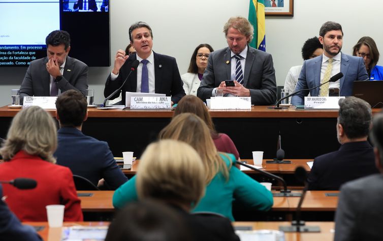 Não há preconceito em relação ao EAD, afirma ministro da Educação