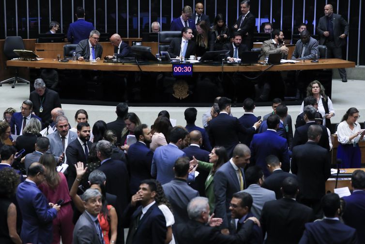 Câmara aprova urgência para suspender decreto do IOF