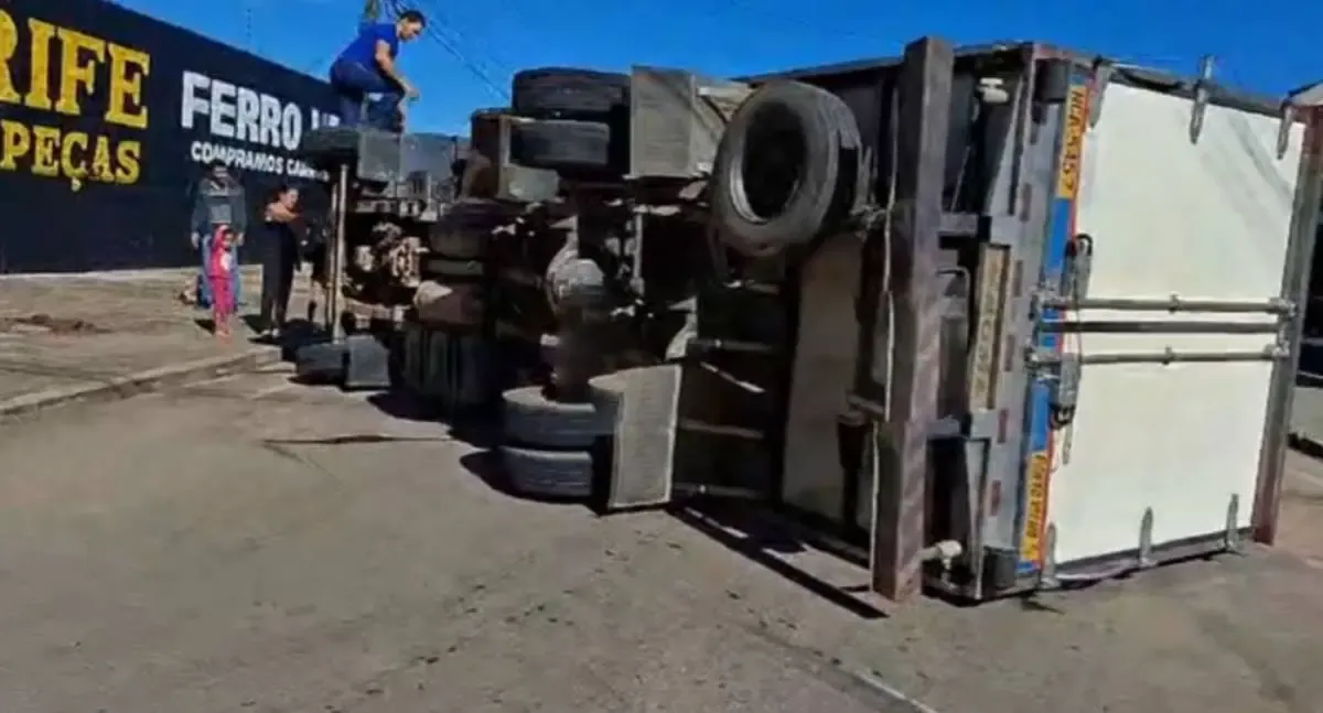 Caminhão tomba após colisão com outro veículo em cruzamento