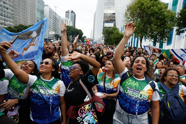 Evangélicos crescem e representam mais de um quarto da população