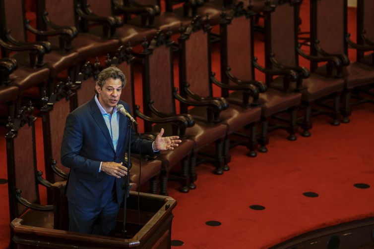 Haddad defende mobilização de progressistas contra desigualdade