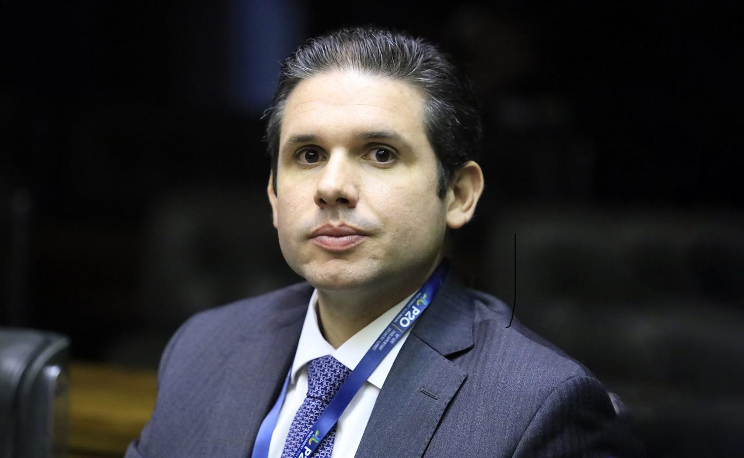 Presidente da Câmara se cala sobre fuga de Carla Zambelli após condenação pelo STF