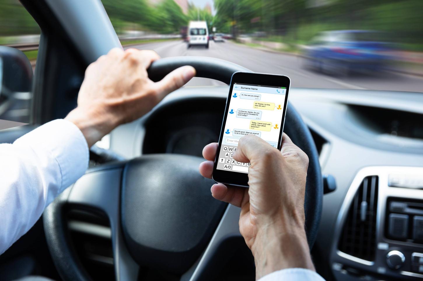 Uso do celular ao volante é uma das infrações mais comuns no trânsito de São Paulo